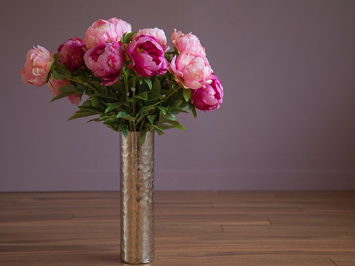 Nothing says “sophistication” like long-stemmed flowers in a column vase.